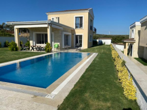 ÇEŞME'DE HAVUZLU,DOĞA VE DENİZ MANZARALI LÜX VİLLA